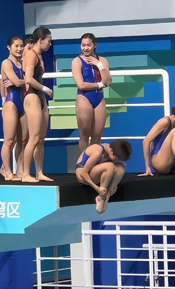 专业的股票门户网站 全红婵和陈芋汐站在一起，看起来她真的很胖，腿很粗个子也长高了